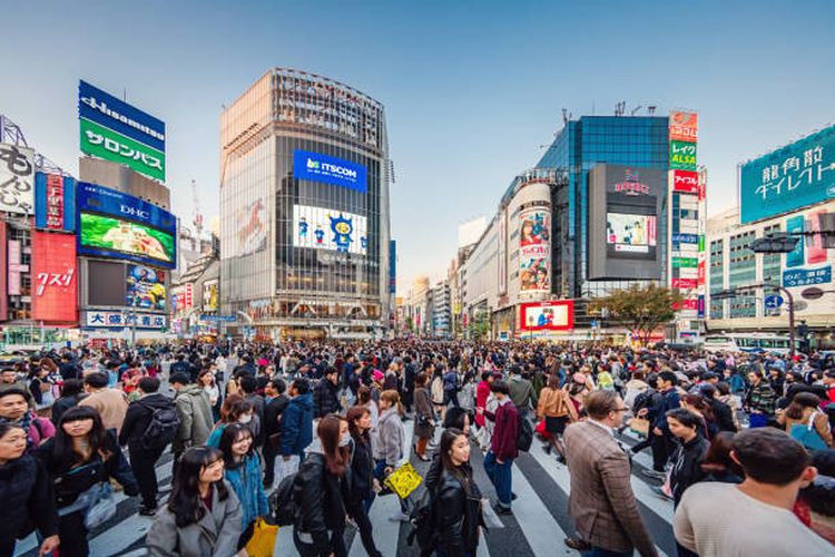 Ilustrasi penyebrangan di Shibuya, Tokyo, yang menjadi kota terpadat di dunia.