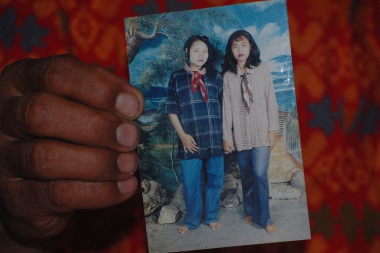 Keluarga menunjukkan foto Sumiyati semasa hidup (memakai syal merah), Rabu (10/1/2018).