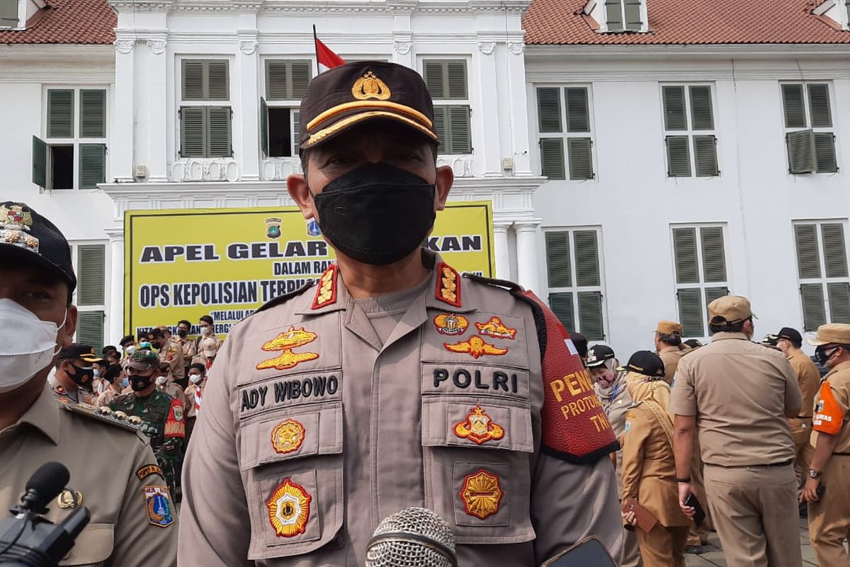Kapolres Jakarta Barat Kombes Pol Ady Wibowo dalam  kegiatan Apel gelar pasukan operasi kepolisian Ketupat Jaya 2021, Rabu (5/5/2021).