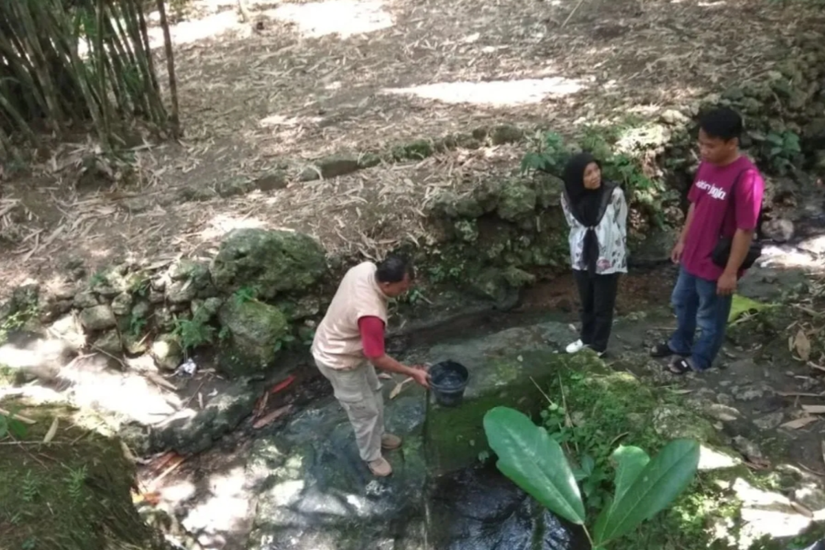 Petugas mengecek sumber mata air di wilayah Kapanewon Kalibawang, Kabupaten Kulon Progo.