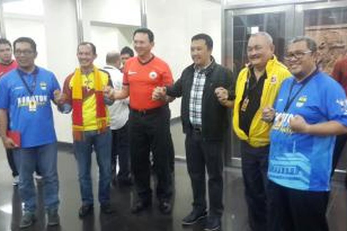 (dari kiri ke kanan) Wali Kota Bandung Ridwan Kamil, Pelatih Persib Bandung Jajang Noerjaman, Gubernur DKI Jakarta Basuki Tjahaja Purnama, Menteri Pemuda dan Olahraga Imam Nachrowi, Gubernur Sumatera Selatan Alex Noerdin, dan Gubernur Jawa Barat Ahmad Heryawan saat menggunakann jersey di malam final pertandinngan Piala Presiden 2015, di Stadion Utama Gelora Bung Karno, Jakarta, Minggu (18/10/2015). 