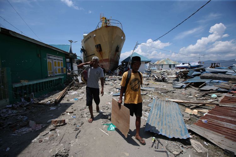 Kapal Sabuk Nusantara 39 kandas akibat tsunami di Pelabuhan Wani 2, Kecamatan Tanatopea, Kabupaten Donggala, Sulawesi Tengah, Selasa (2/10/2018). Gempa yang terjadi di Palu dan Donggala mengakibatkan 925 orang meninggal dunia dan 65.733 bangunan rusak.