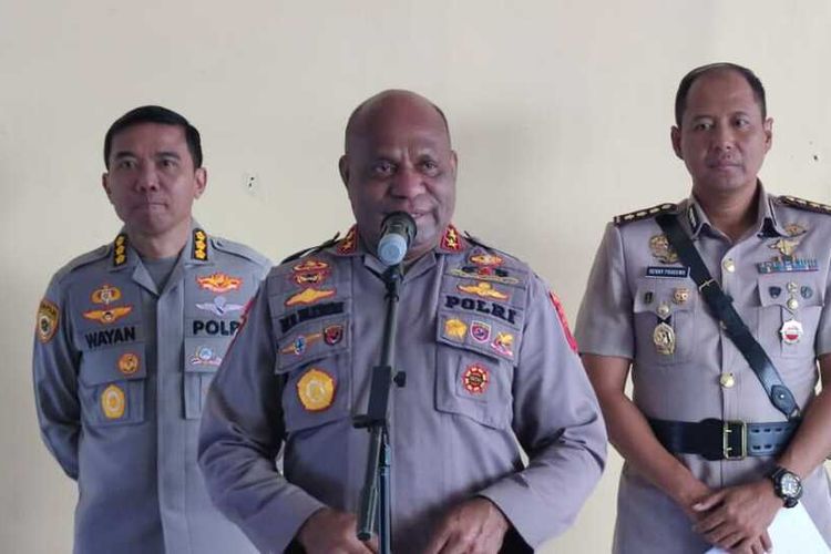 Kapolda Papua Irjen Mathius D. Fakhiri (tengah), Kabid Humas Polda Papua Kombes Ignatius Benny Ady Prabowo (kanan) dan Karo SDM Polda Papua Kombes I Wayan Gede Ardana