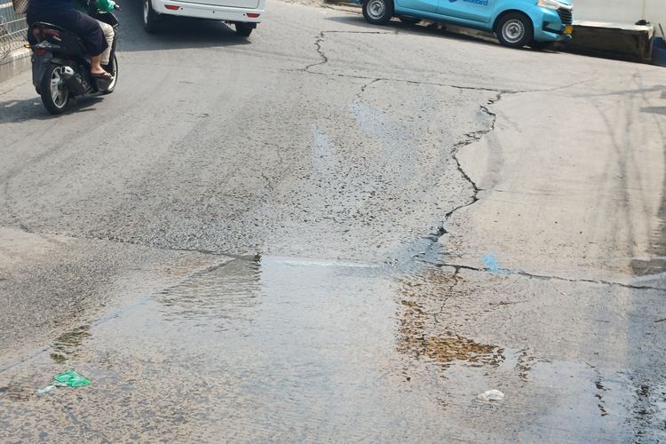 Air Laut Rembes dari Tanggul dan Jalan di Muara Baru Jakut, Jalanan Selalu Basah