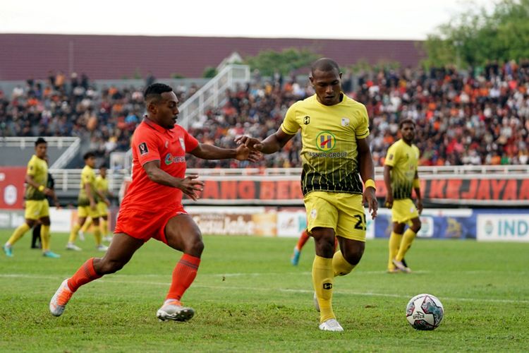 Pemain Barito Putera Franc Rikhart Sokoy dijaga ketat pemain Borneo FC saat pertandingan babak penyisihan grup B Piala Presiden 2022 yang berakhir dengen skor 0-0 di Stadion Segiri Samarinda, Rabu (22/6/2022) sore.