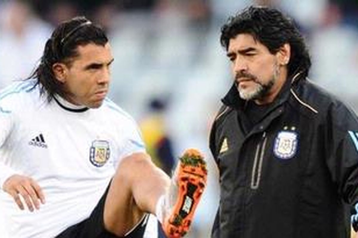 Carlos Tevez (kiri) dan Diego Maradona.