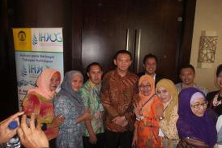 Gubernur DKI Jakarta Basuki Tjahaja Purnama saat berfoto bersama dengan para peserta pertemuan ilmiah ke-10 Persatuan Dokter Keluarga Indonesia (PDKI), di Ancol, Jakarta Utara, Sabtu (30/5/2015)