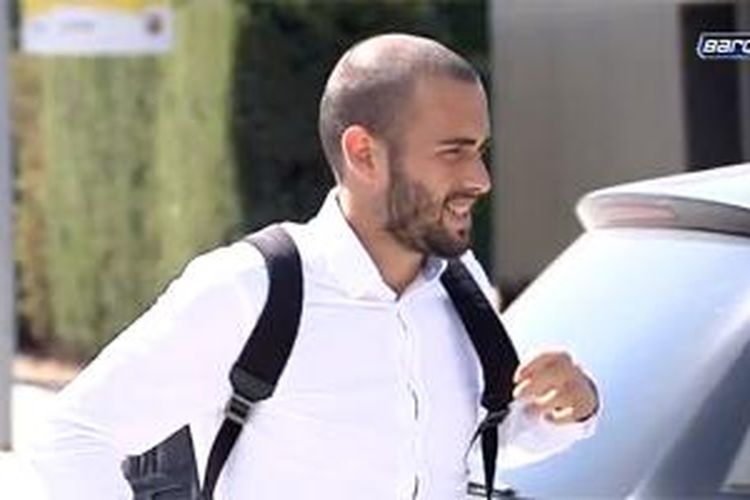 Aleix Vidal saat menjalani tes medis di Barcelona, Senin (8/6/2015). 