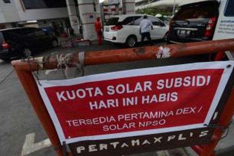 Papan pengumuman bertuliskan stok solar bersubsidi habis dipasang di salah satu stasiun pengisian bahan bakar umum di Jalan Otto Iskandardinata, Jakarta, Senin (25/8). Pembatasan penjualan solar bersubsidi bersubsidi mulai berdampak dengan kosongnya stok solar bersubsidi di sejumlah spbu di Jakarta dan sekitarnya.