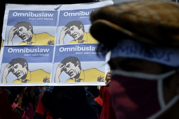 Several workers and students who are members of the Popular Struggle Front (RPF) demonstrated in front of the South Sulawesi DPRD office, Makassar, South Sulawesi, on Tuesday (10/6/2020).  During the demonstration, they rejected the Omnibus Job Creation Law that was approved by the DPR on Monday (10/5/2020) as it was considered harmful to workers and only beneficial to employers.  AMONG PHOTOS / Abriawan Abhe / hp.