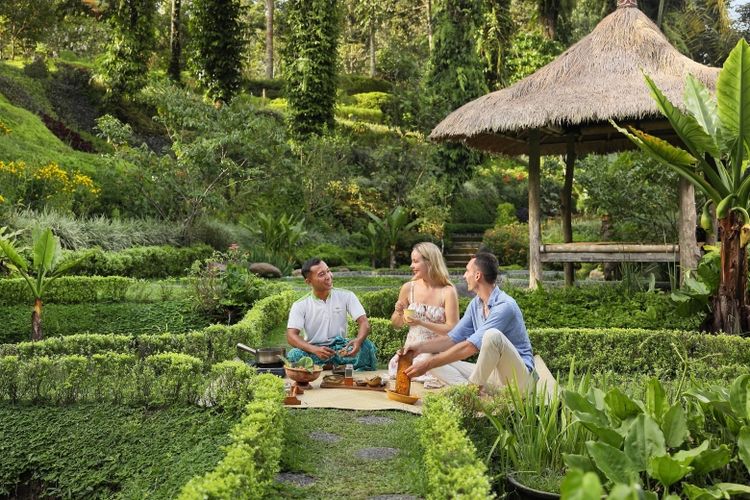 Membuat jamu menjadi salah satu kegiatan pengenalan budaya Indonesia di Padma Resort Ubud. 