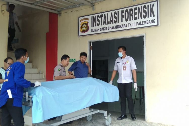 Salah satu jenazah korban bunuh diri satu keluarga di Palembang, Sumatera Selatan ketika berada diruang kamar jenazah Rumah Sakit (RS) Bhayangkara.