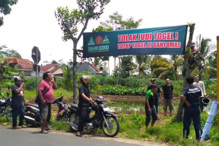 Spanduk penolakan togel dipasang oleh anggota GP Ansor di wilayah Kecamatan Kedungbanteng, Kabupaten Banyumas, Jawa Tengah, Kamis (20/2/2020).