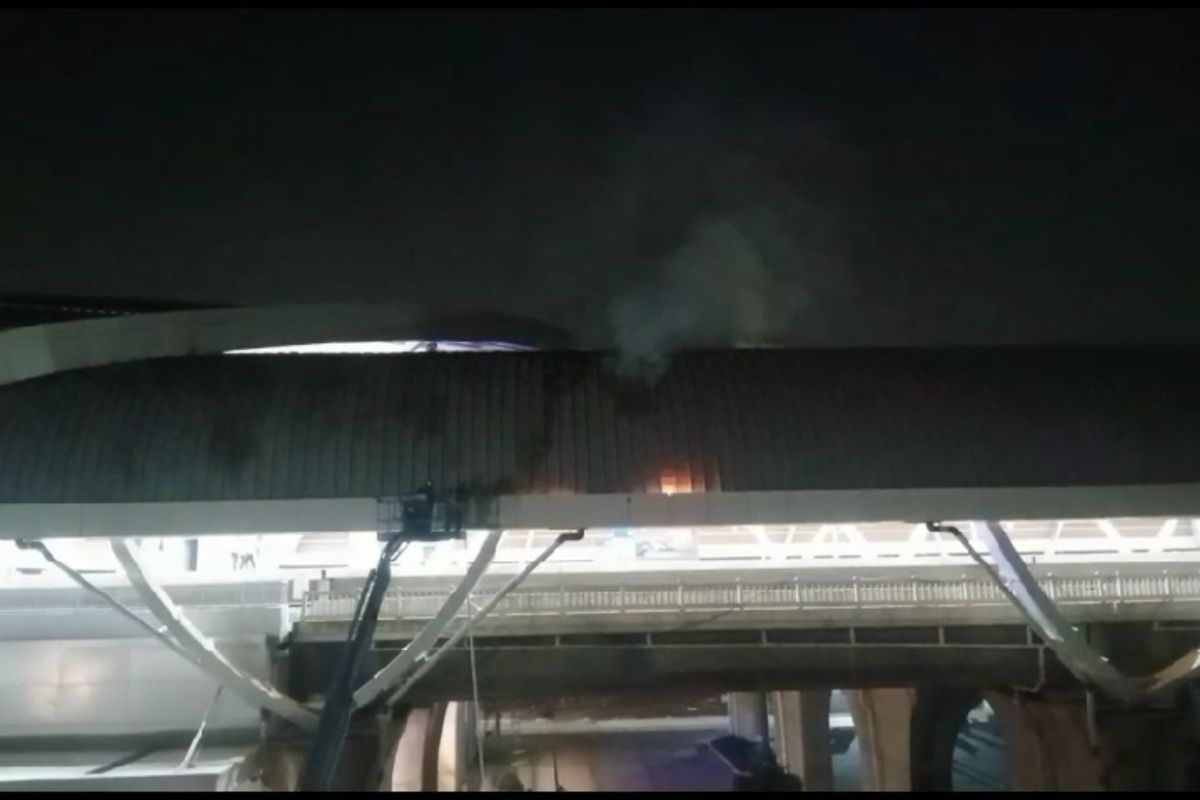 Atap stasiun Kereta Cepat Indonesia China (KCIC) di Halim, Makasar, Jakarta Timur, terbakar pada Senin (11/9/2023) dini hari.