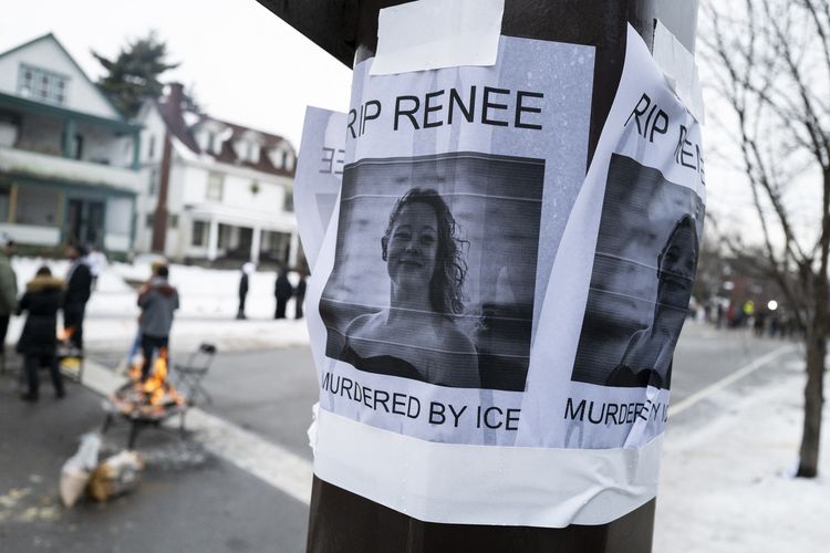 Potret Renee Nicole Good, ibu yang tewas ditembak Agen Penegakan Imigrasi dan Bea Cukai Amerika Serikat (ICE), ditempel di tiang lampu jalan saat demo penembakannya pecah di Kota Minneapolis, Negara Bagian Minnesota, AS, Kamis (8/1/2026),