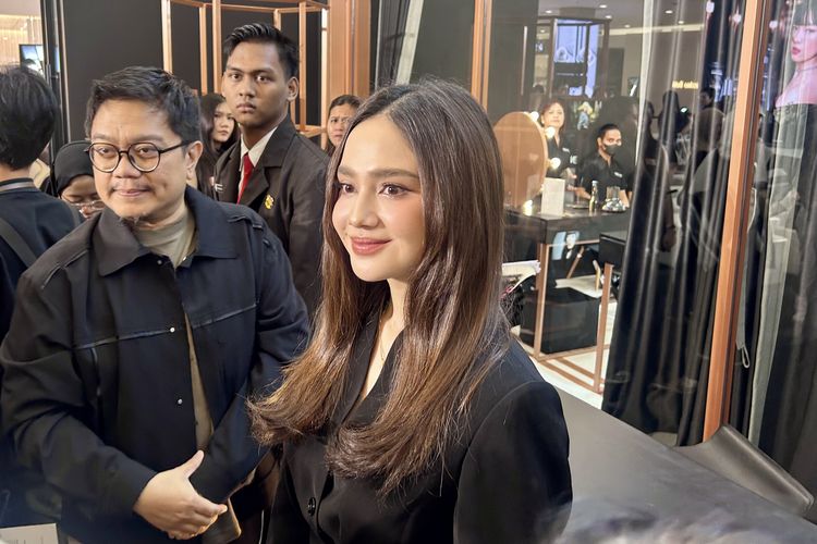 Aktris Syifa Hadju dalam Konferensi Pers Peluncuran TRESemmé Silk Press – The First Heatless Solution di Senayan City Mall, Jakarta Selatan, Kamis (9/4/2026).