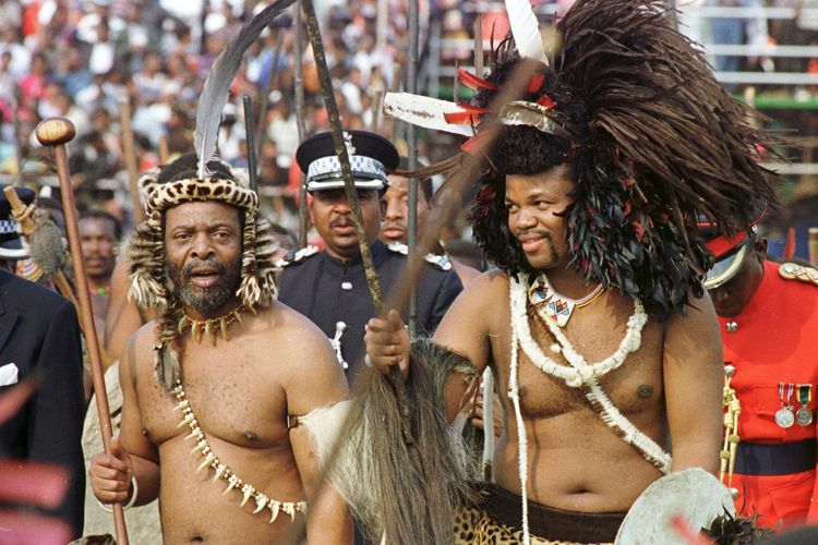 Una foto del rey Emswati III de Swazilandia (derecha) con su cuñado Raja Zulu Goodwill Jwelithini (izquierda) el 6 de septiembre de 1998 en el Estadio Nacional de Somolo celebrando los 30 años de la independencia de Swazilandia (ahora Iswatini) de la Gran Bretaña colonial.