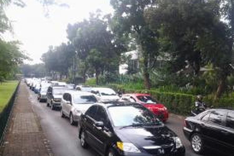 Lalu lintas dari Bintaro ke Tangerang padat merayap pasca kecelakaan mau di Jembatan Menteng, Bintaro Sektor 7, Tangerang Selatan, Selasa (12/8/2014).