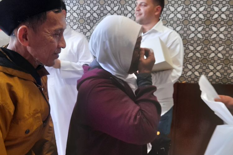 Jemaah haji Indonesia menangis saat tiba di Madinah, Minggu (24/5/2024).