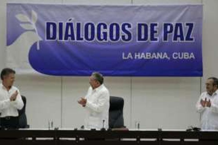 Presiden Kolombia Juan Manuel Santos, Presiden Kuba Raul Castro dan pemimpin pemberontak komunis FARC Timoleon Jimenez dalam seremoni kesepakatan damai di Havana, Kuba, Kamis (23/6/2016).