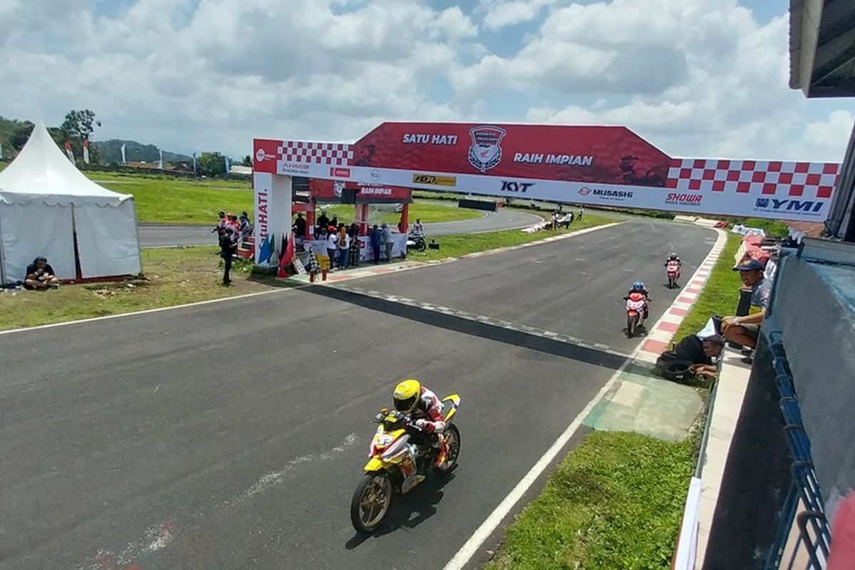 Kejuaraan balap motor Honda Dream Cup kembali digelar tahun dan dilaksanakan di Sirkuit Gunung Peusar, Kota Tasikmalaya, Jawa Barat, Minggu (26/11/2023).