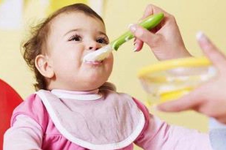 Kenalkan bayi pada makanan pemicu alergi secara bertahap sesuai usia.