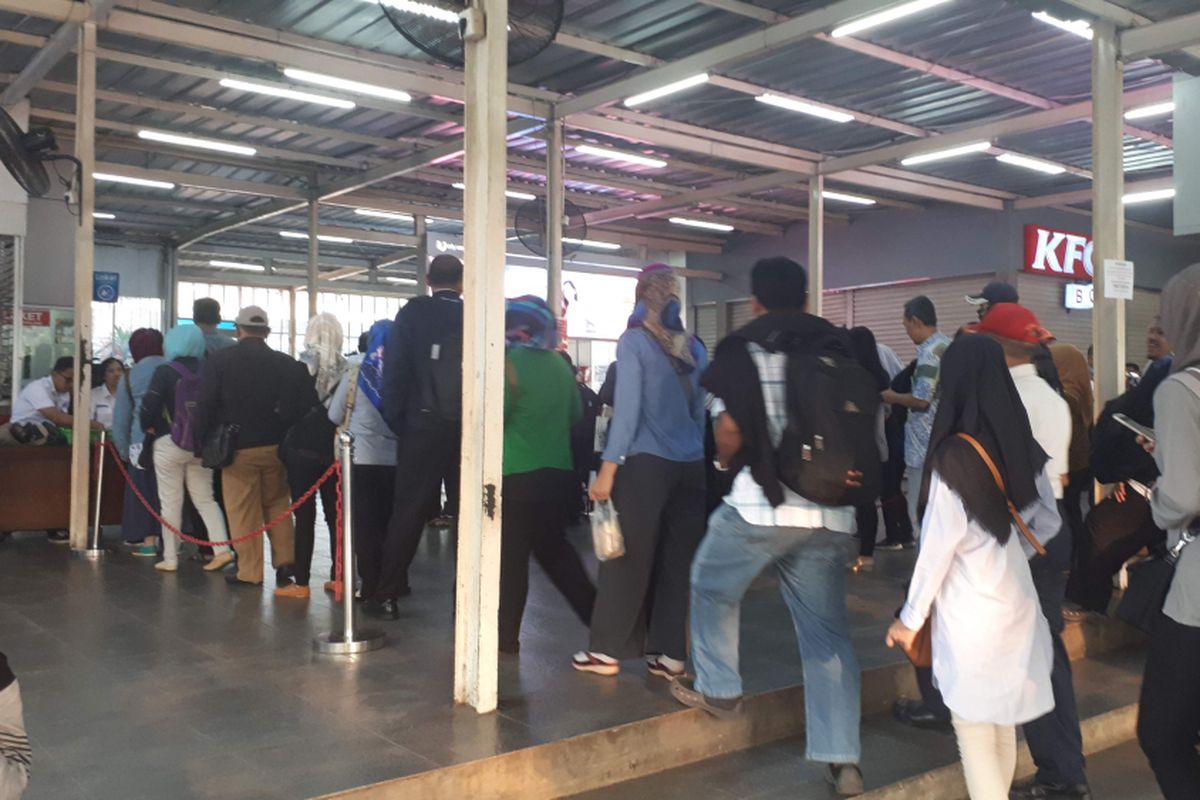 Antrean Pembelian Tiket Kertas di Stasiun Manggarai, Senin (23/7/2018)