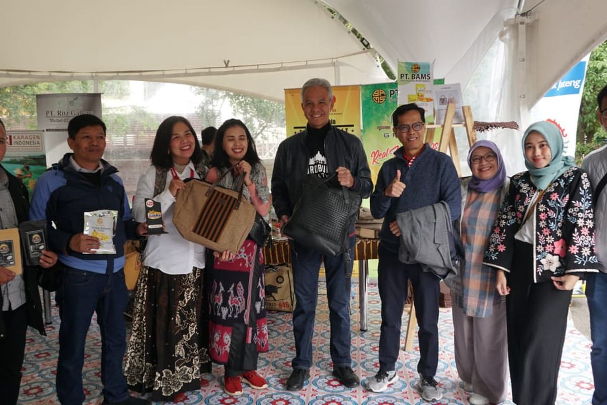 Gubernur Jateng Ganjar Pranowo, saat mengunjungi booth Pemprov Jateng di Festival Indonesia Moskow, Rusia, Minggu (4/8/2019).