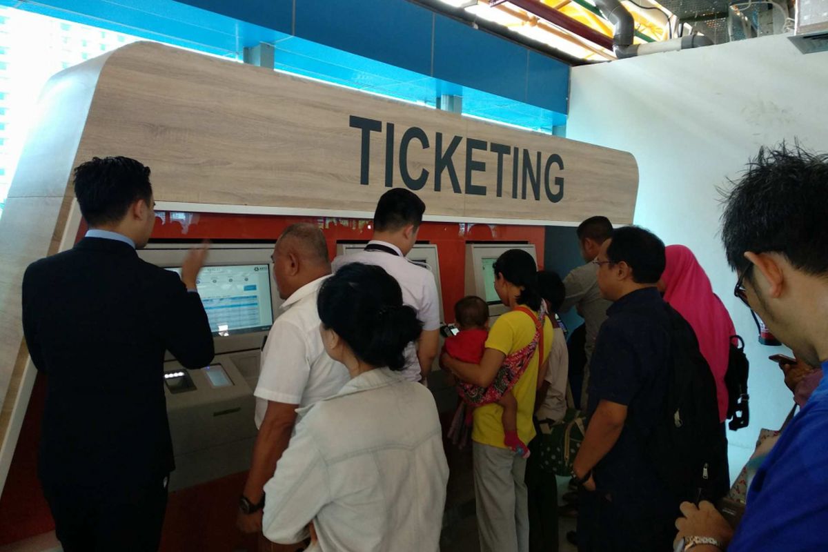 Pembelian tiket kereta bandara melalui vending machine di Stasiun Sudirman Baru, Selasa (26/12/2017).