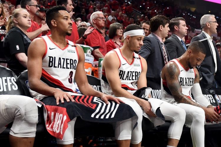 CJ McCollum, Seth Curry, dan Damian Lillard tampak berada di bangku cadangan Portland Trail Blazers dalam pertandingan semifinal Wilayah Barat NBA versus Denver Nuggets di Moda Center, 5 Mei 2019. 