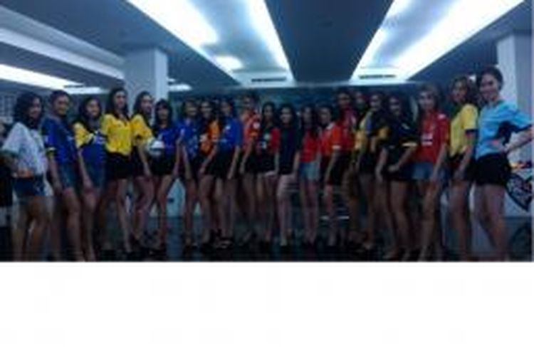 Wanita-wanita cantik ini pamerkan jersey klub peserta ISL 2015 saat acara peluncuran, Sabtu (14/2/2015), di Gelora Bung Karno, Jakarta.