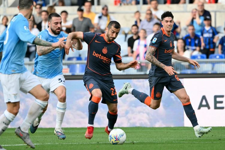 Henrikh Mkhitaryan (tengah) dibayangi Mario Gila dalam pertandingan sepak bola Serie A Liga Italia antara Lazio vs InterMilan di stadion Olimpico di Roma pada 9 Mei 2026. (Foto oleh Alberto PIZZOLI / AFP)