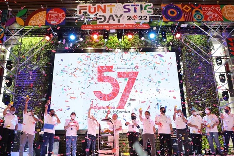 Dewan Komisaris dan seluruh jajaran direksi Telkom pada saat kemeriahan perayaan Syukuran 57 Tahun Telkom, di kawasan The Telkom Hub, Jakarta. 