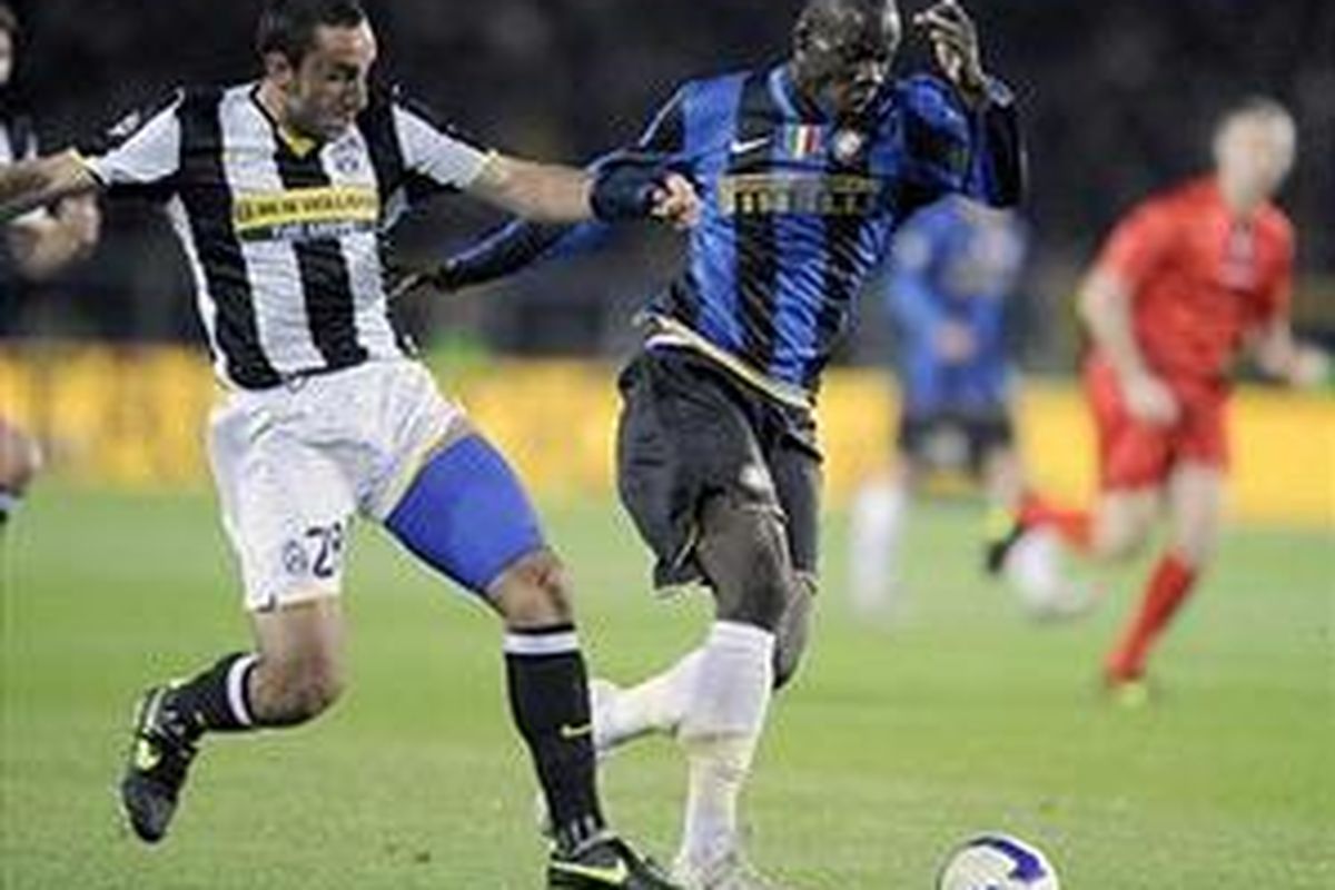 Mario Balotelli (kanan) mendapat kawalan Cristian molinero. Bolotelli sempat membawa Inter unggul 1-0, tapi akhirnya dipaksa bermain 1-1 setelah Zdenek Grygera membalasnya.