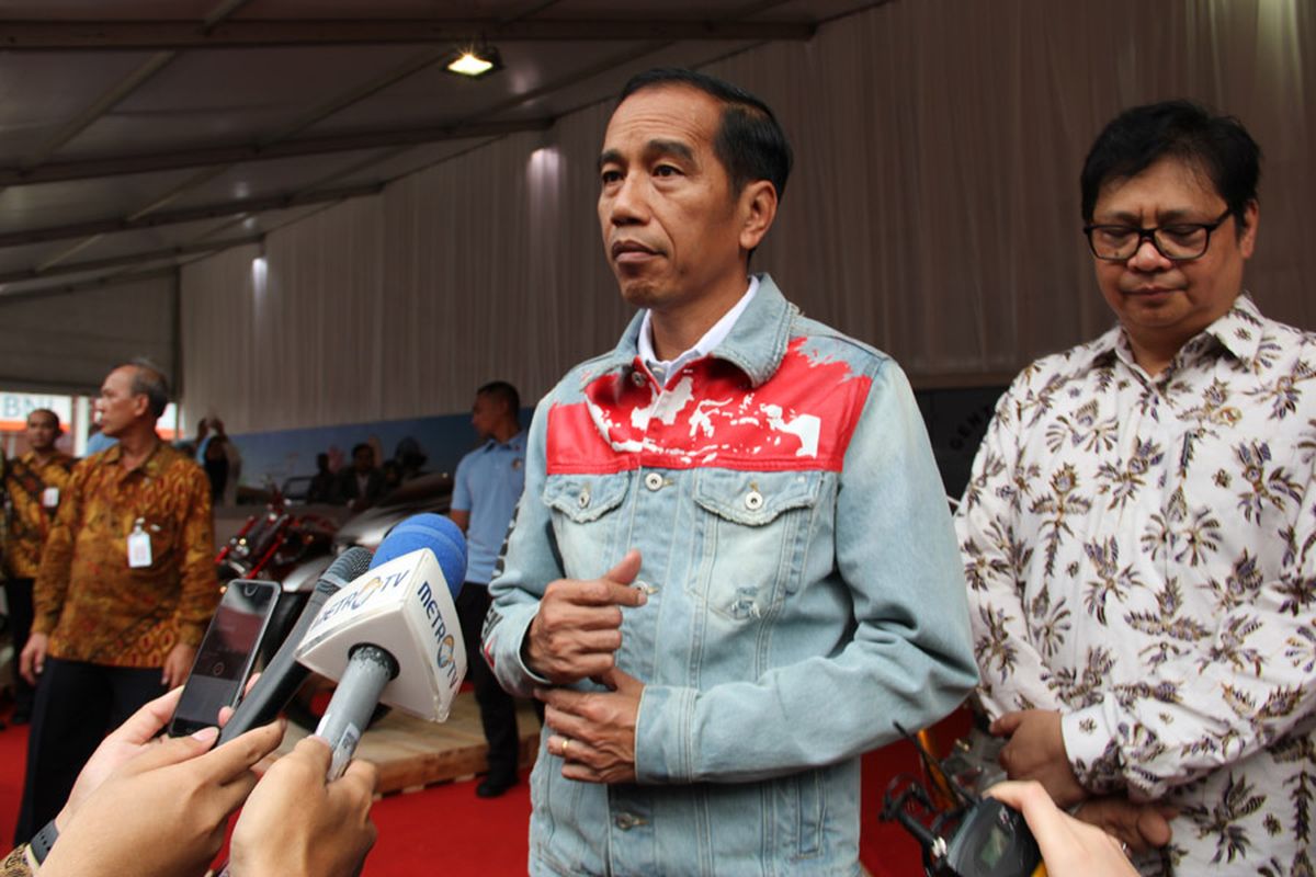 Presiden RI Joko Widodo di IIMS 2018, didampingi Menteri Perindustrian Airlangga Hartarto.
