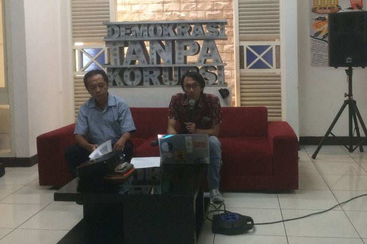 Divisi Investigasi ICW Wana Alamsyah saat konferensi pers “Tren Penindakan Kasus Korupsi Semester I Tahun 2018” di Kantor ICW, Jakarta Selatan, Selasa (18/9/2018).