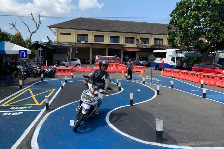 Warga melakukan ujian praktek SIM C di Mapolres Gunungkidul. Senin (7/8/2023)