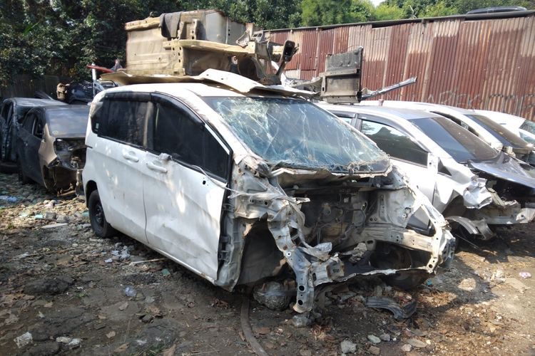 Ada banyak pilihan berburu onderdil mobil, mulai dari bengkel dan bursa otomotif hingga kampakan atau biasa disebut junkyard. Di tempat ini konsumen bisa membeli suku cadang mobil copotan.