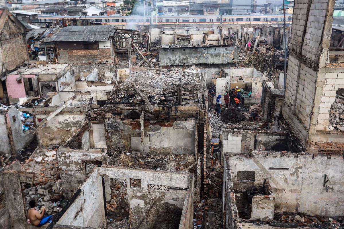 Suasana sisa kebakaran yang menghanguskan perkampungan padat penduduk di Duri Selatan, Tambora, Jakarta Barat, Kamis (13/8/2020). Sebanyak 382 keluarga atau 987 warga kehilangan tempat tinggal dan satu pasar tradisional terbakar.