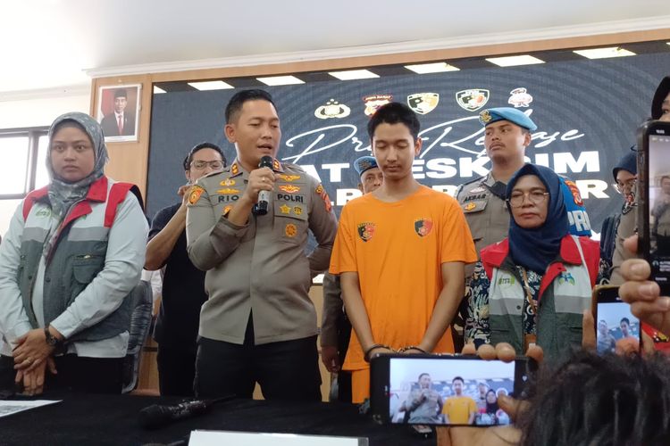 Armor Toreador dihadirkan dalam konferensi pers terkait kasus kekerasan dan penganiayaan terhadap selebgram Cut Intan Nabila di Polres Bogor, Rabu (14/8/2024).