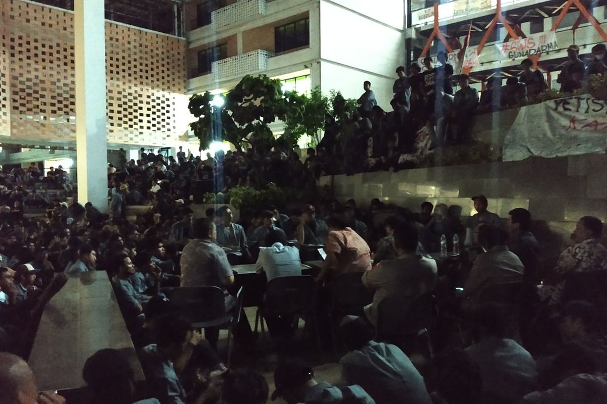 Audiensi mimbar bebas antara mahasiswa pengunjuk rasa dengan Rektorat Universitas Gunadarma dilanjutkan walaupun hari telah berganti malam, Senin (9/3/2020).
