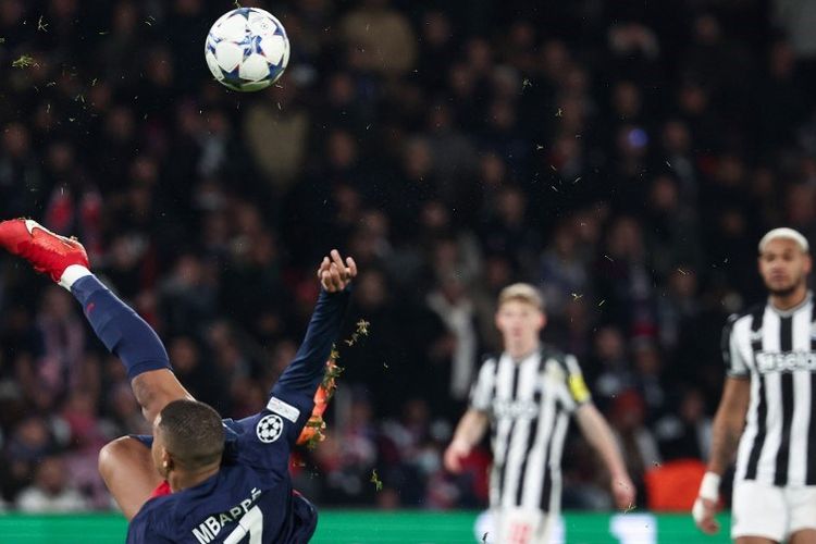 Penyerang Paris Saint-Germain Kylian Mbappe mencoba tembakan akrobatik pada pertandingan Grup F antara PSG vs Newcastle United pada 28 November 2023 di Parc des Princes di Paris.