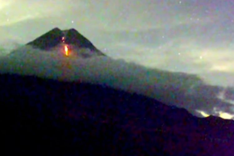 Guguran lava pijar Gunung Semeru, Kamis (27/4/2023)