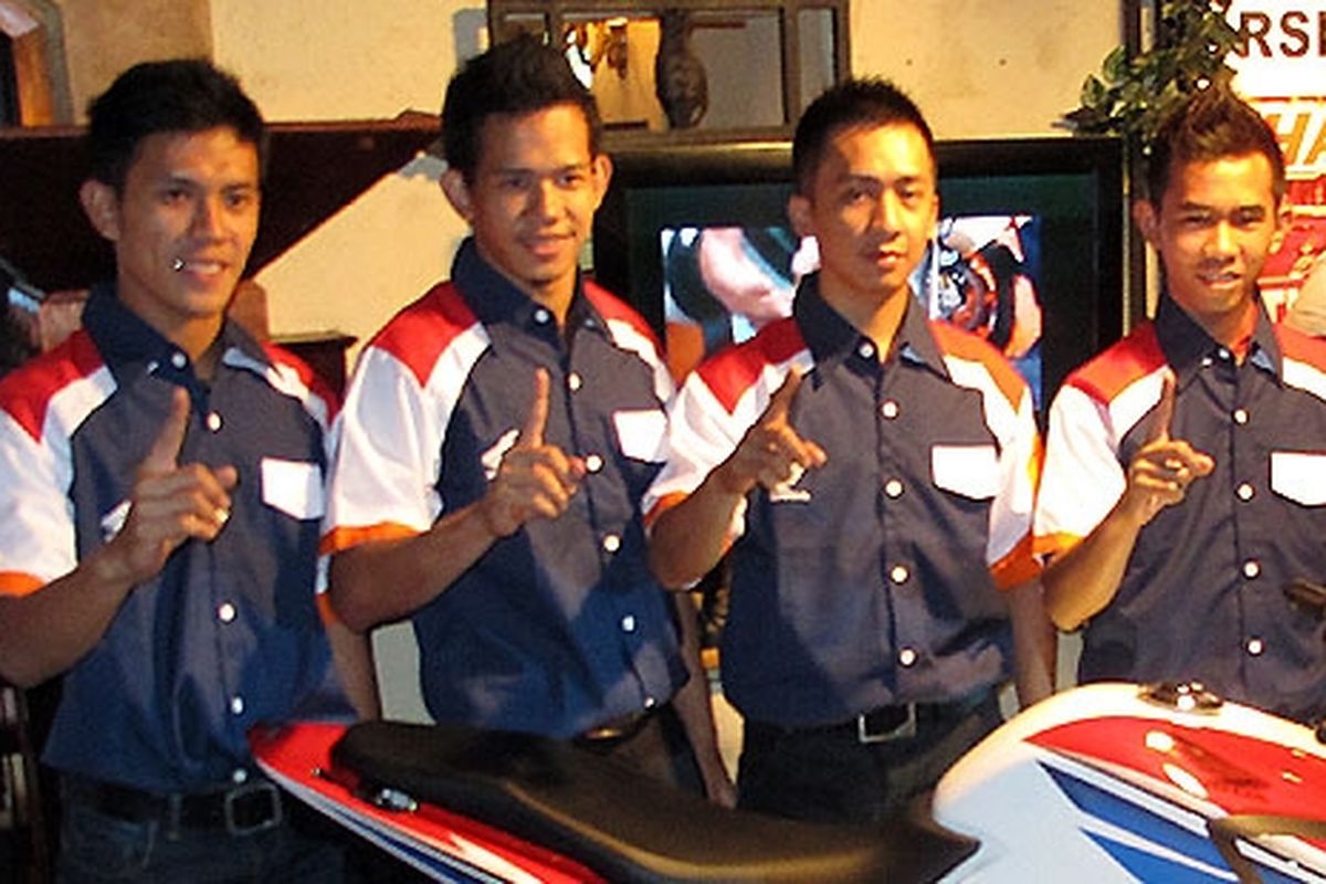 Denny Triyugo (paling kiri) bersama pebalap binaan Astra Honda Motor lainnya.