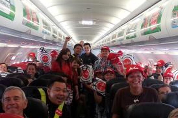 Suasana kabin pesawat AirAsia Indonesia QZ 832 dari Bali menuju Kota Kinabalu, Malaysia, saat penerbangan perdananya, Sabtu (28/7/2013).