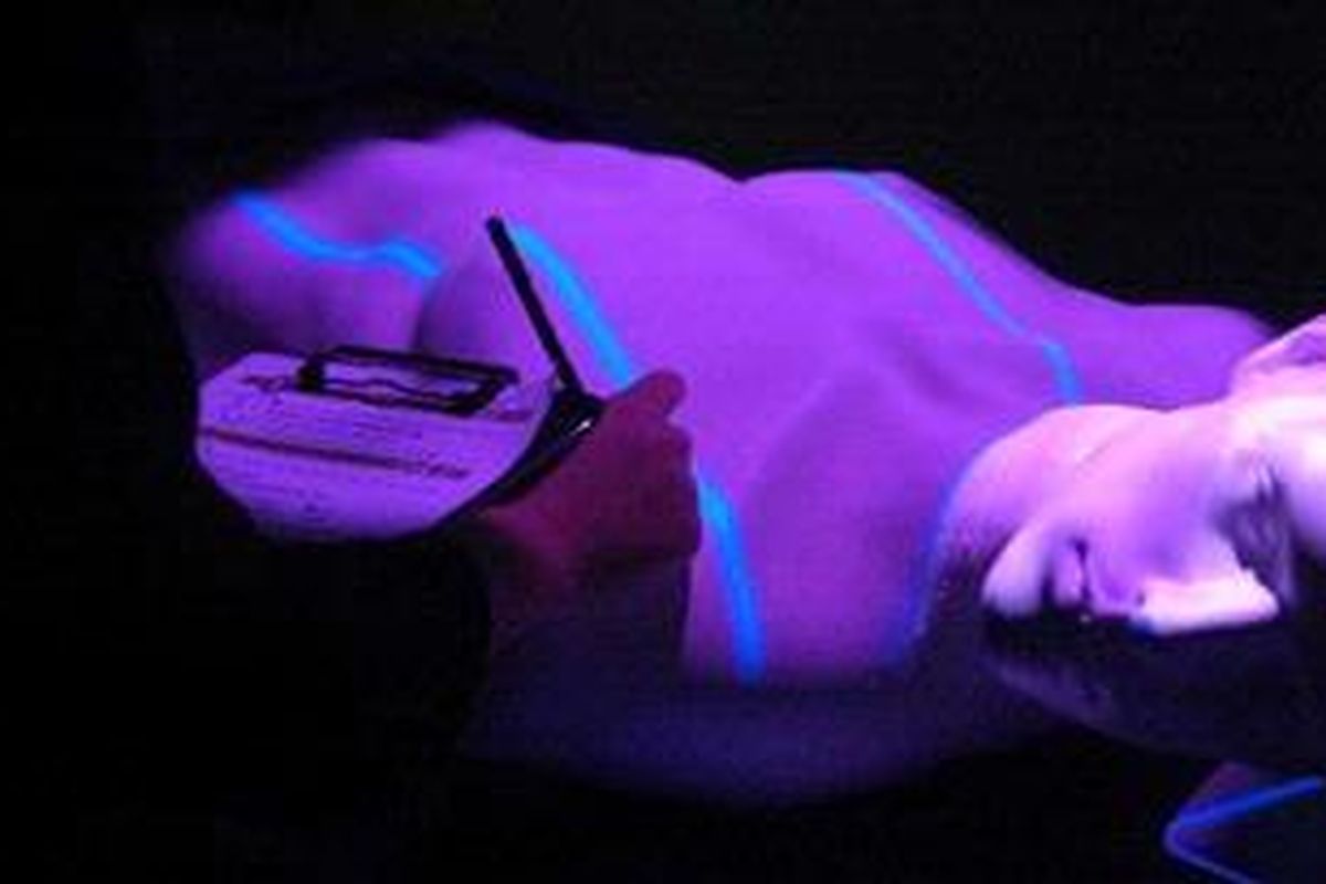 Pengunjung melakukan pemeriksaan pada manekin yang diumpamakan sebagai jasad dalam wahana bermain CSI: The Experience Jakarta, di Mall of Indonesia, Kelapa Gading, Jakarta Utara, Selasa (1/02/2011). Wahana permainan yang diadaptasi dari film serial Crime Scene Investigation ini mengajak pengunjung untuk memecahkan sebuah kasus kriminal melalui pendekatan forensik seperti memeriksa tempat kejadian perkara, memeriksa sidik jari hingga melakukan tes Deoxyribonucleic acid atau DNA.