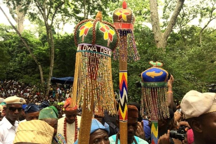 Ribuan orang menghadiri festival tahunan Osun-Osogbo untuk merayakan dan membuat pengorbanan kepada dewi sungai Osun.
