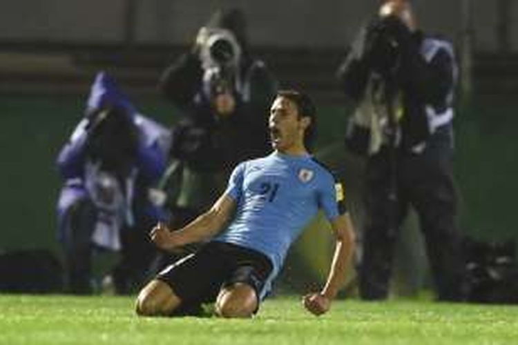 Penyerang tim nasional Uruguay, Edinson Cavani, merayakan keberhasilannya mencetak gol ke gawang Paraguay pada pertandingan lanjutan kualifikasi Piala Dunia 2018 di Montevideo pada 6 September 2016.
