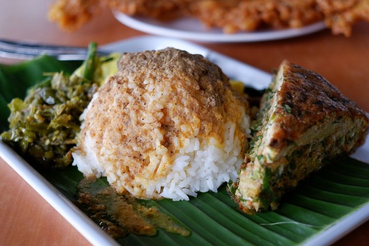 Ilustrasi telur dadar padang untuk lauk makan nasi hangat.