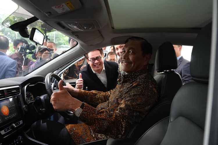 Menteri Koordinator Bidang Kemaritiman dan Investasi Republik Indonesia Luhut Binsar Pandjaitan menjajal mobil listrik MG4 EV.